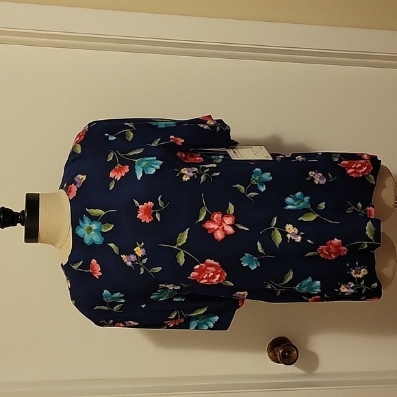 NWT: Jaclyn Smith Floral Keyhole Neck Shirt - Picture 1 of 9